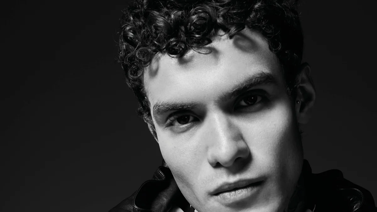 Leandro da Silva, modelo brasileiro, em editorial da L'Officiel Hommes Italia
