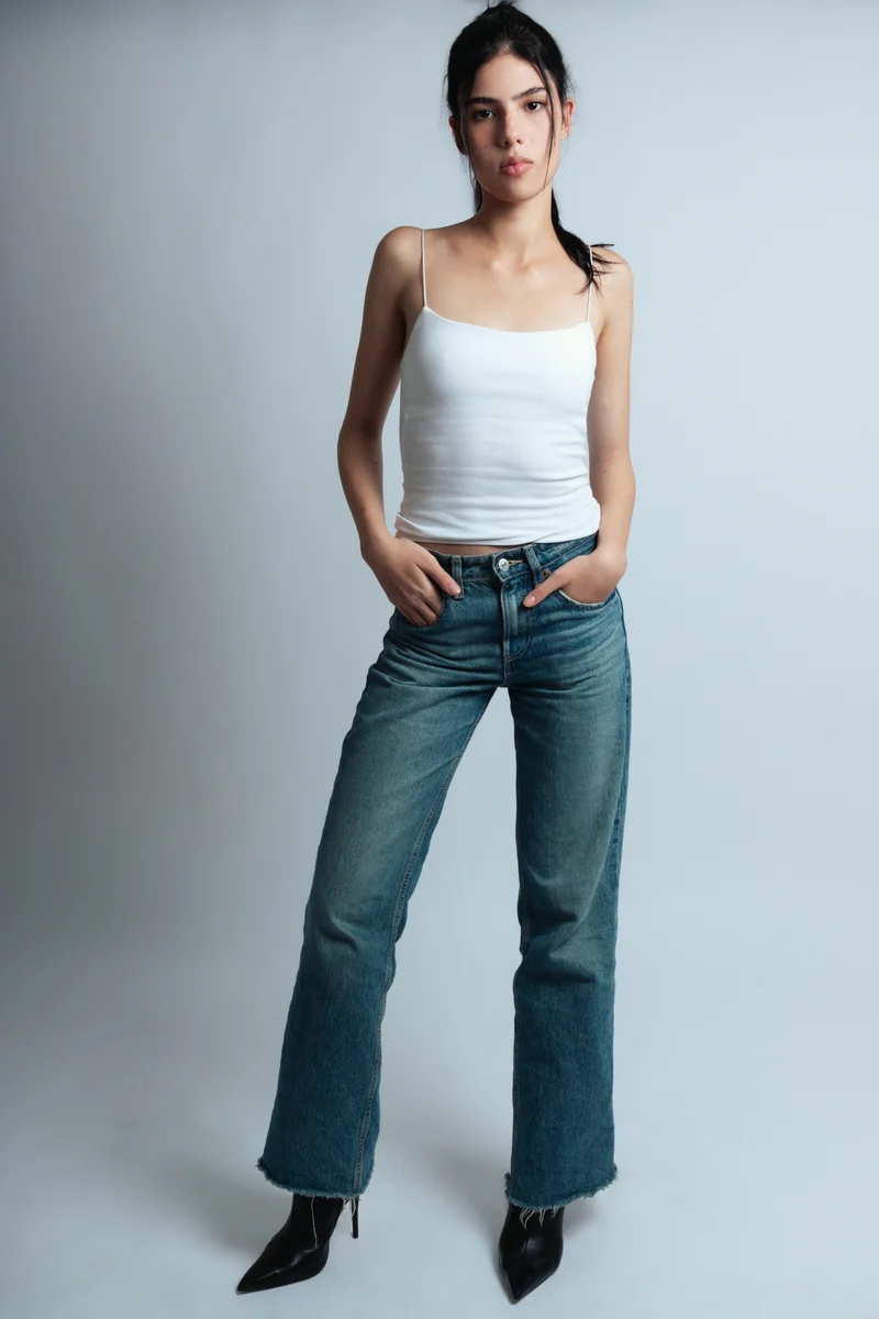 Victoria Nardinelli, corpo inteiro em regata branca e jeans