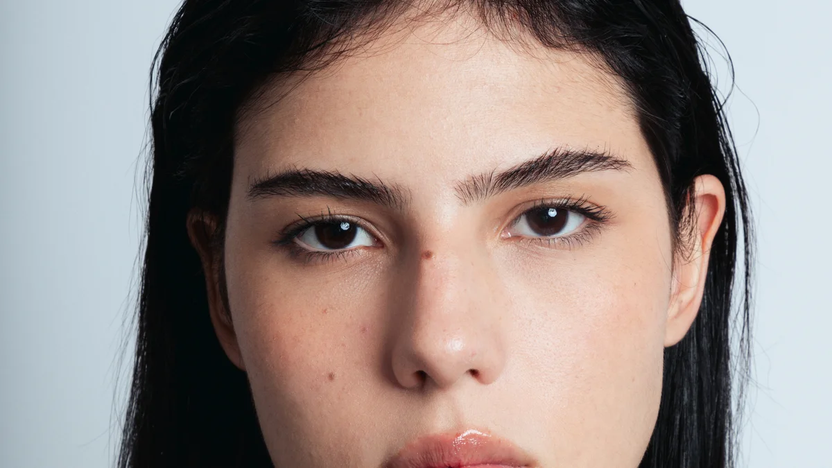 Victoria Nardinelli, beauty em jaqueta de couro, editorial Cosmos